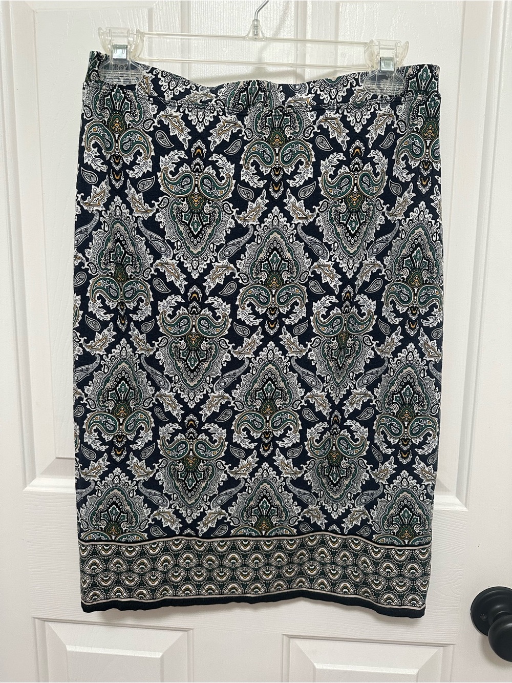 0259 Max Studio Navy Paisley Pencil Skirt with Green Accents size small